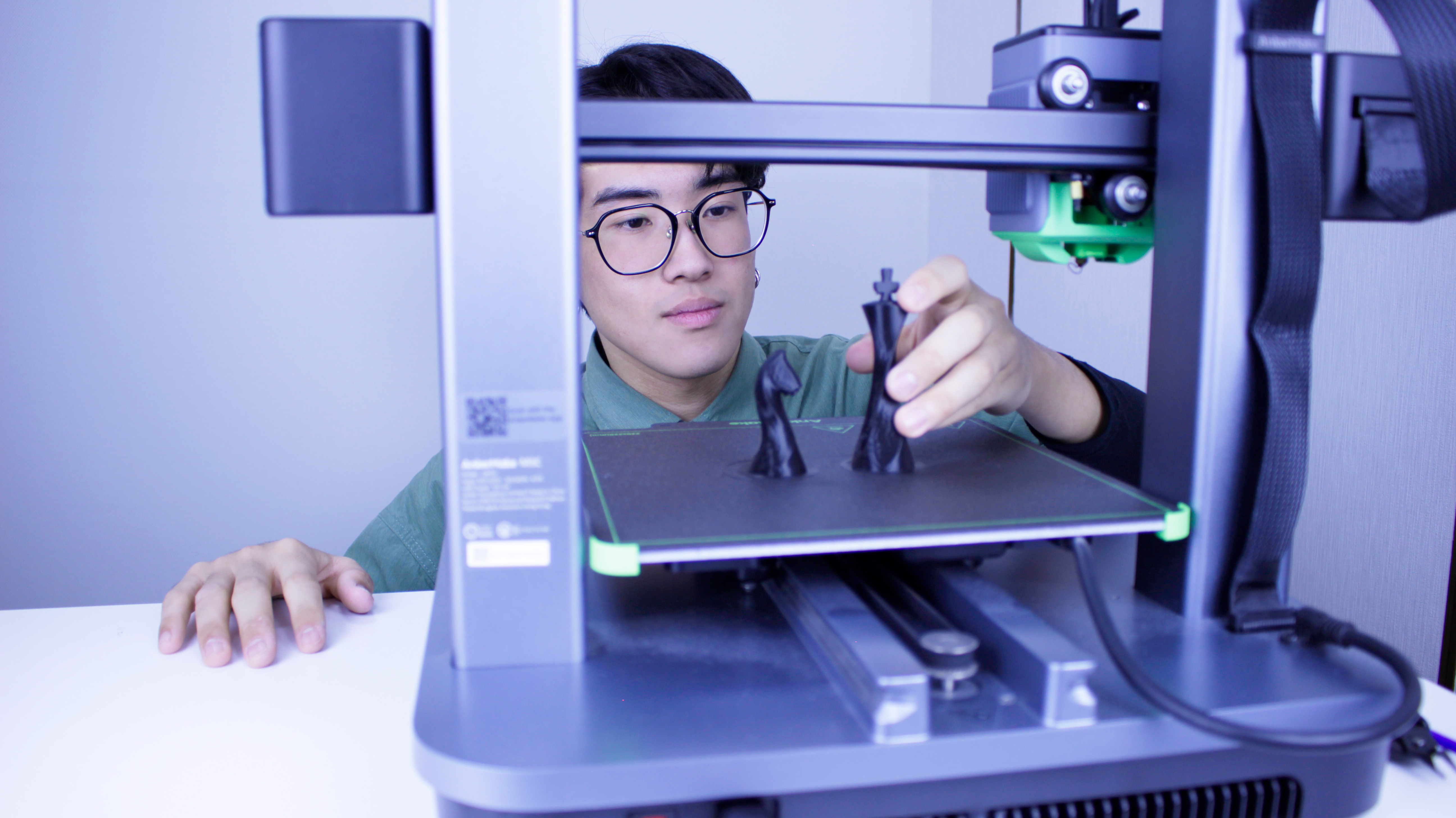 3Dプリンターで試作品を確認する様子