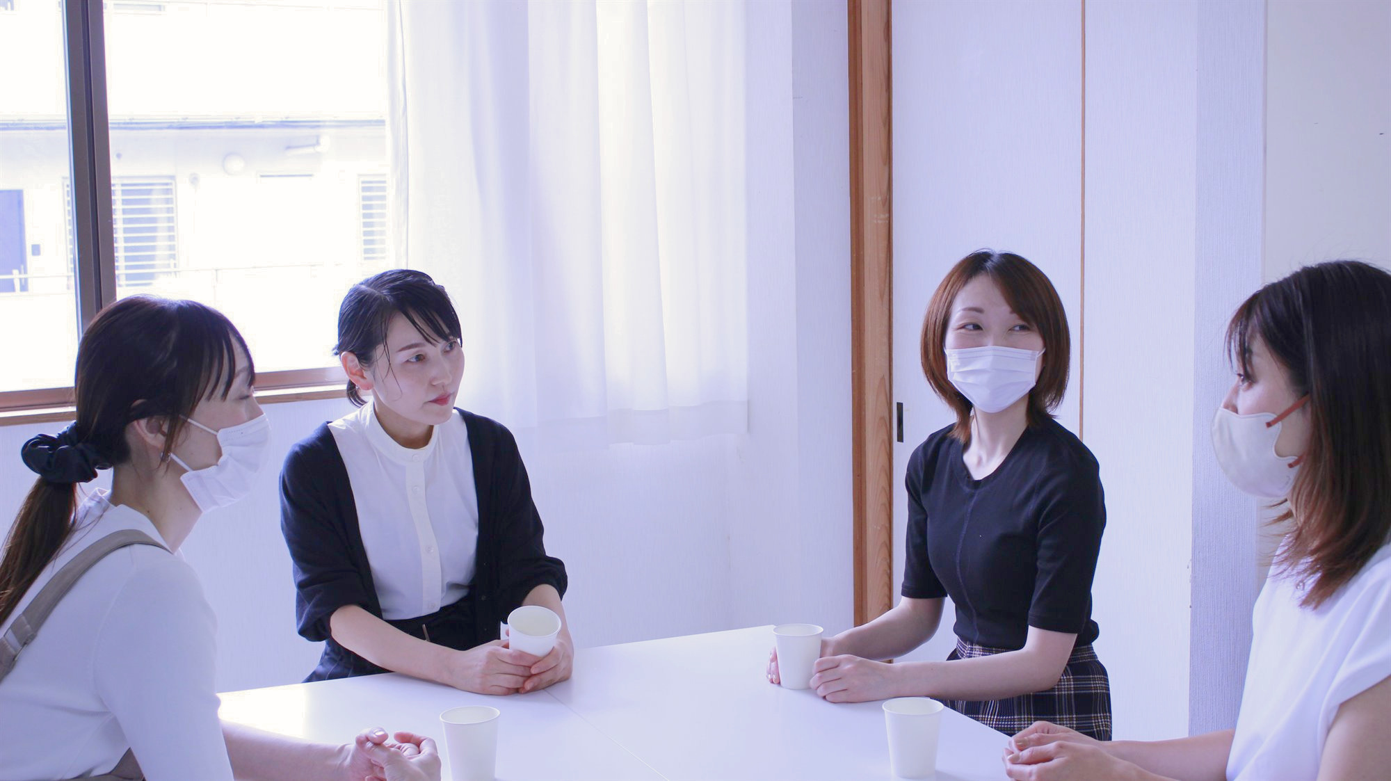 休憩スペースでスタッフが話す様子