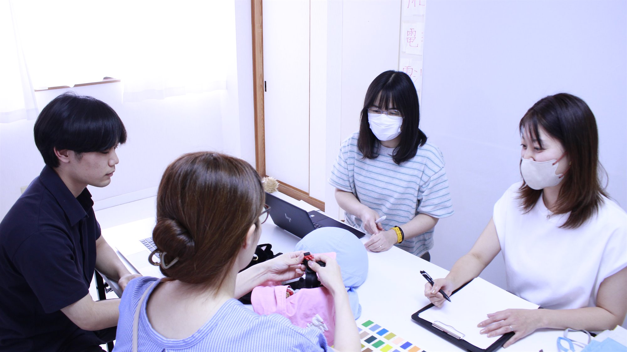 商品サンプルを囲んで打ち合わせる様子