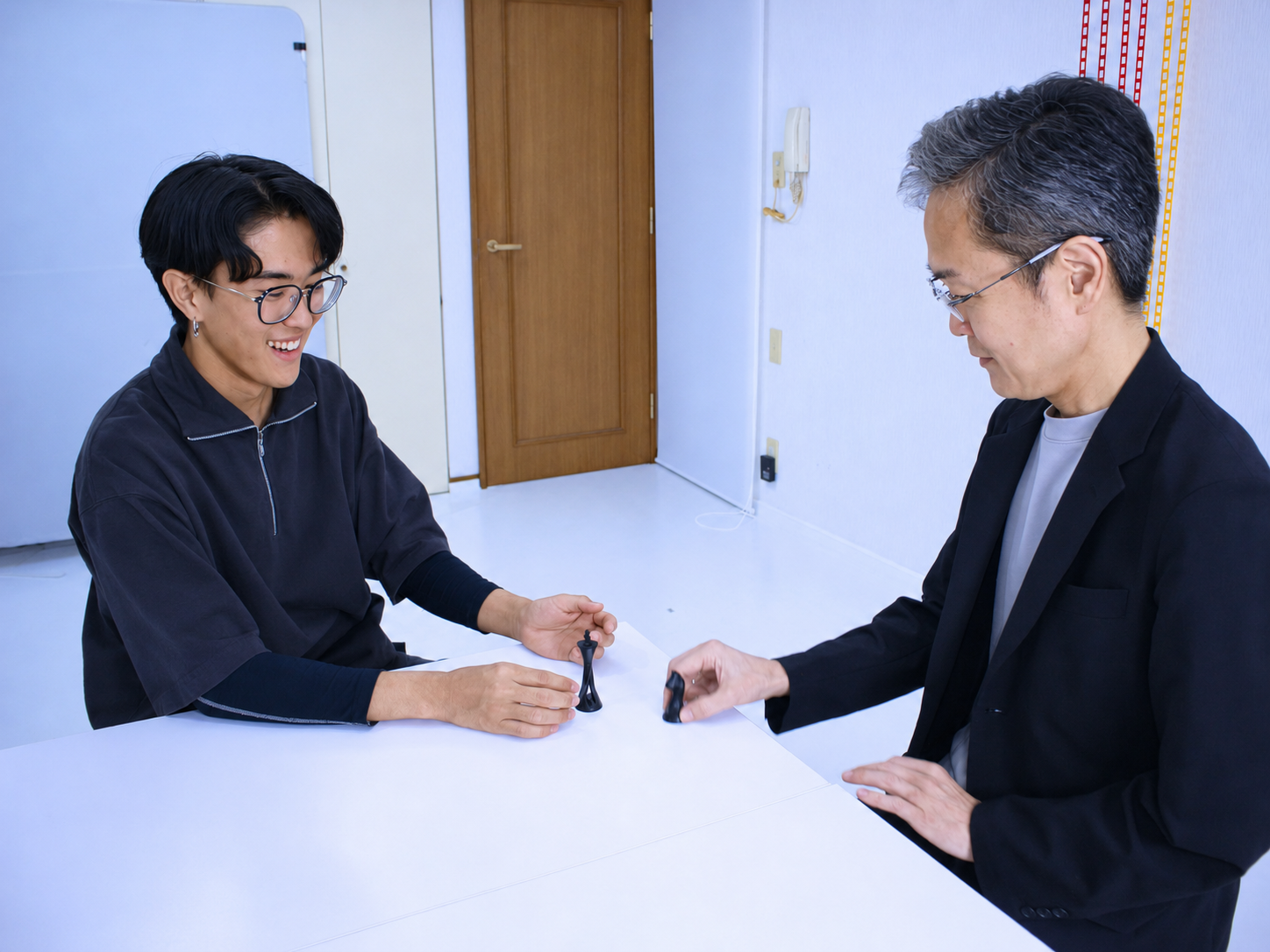 代表とスタッフが試作品について話す様子
