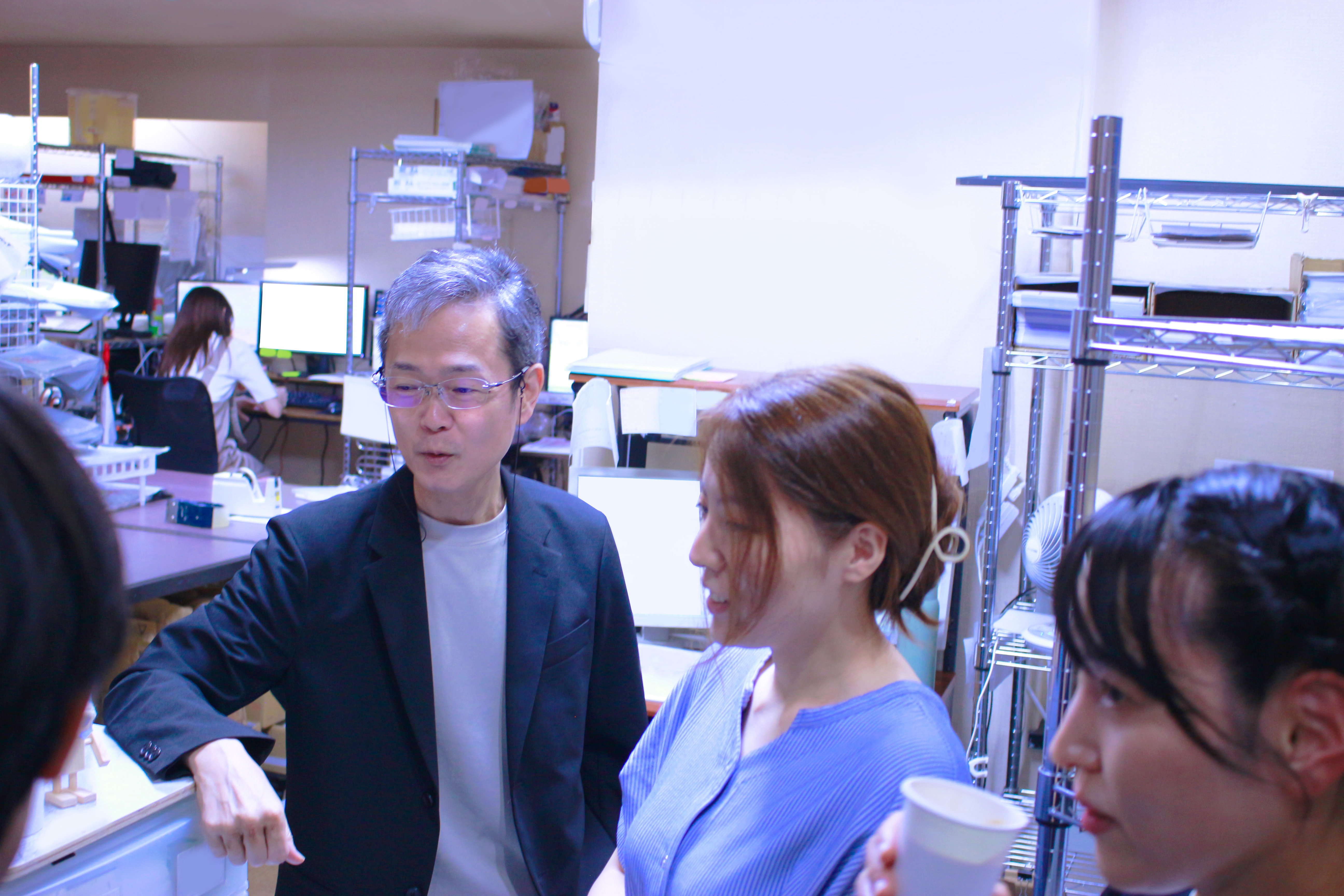 オフィスでスタッフが集まって話す様子